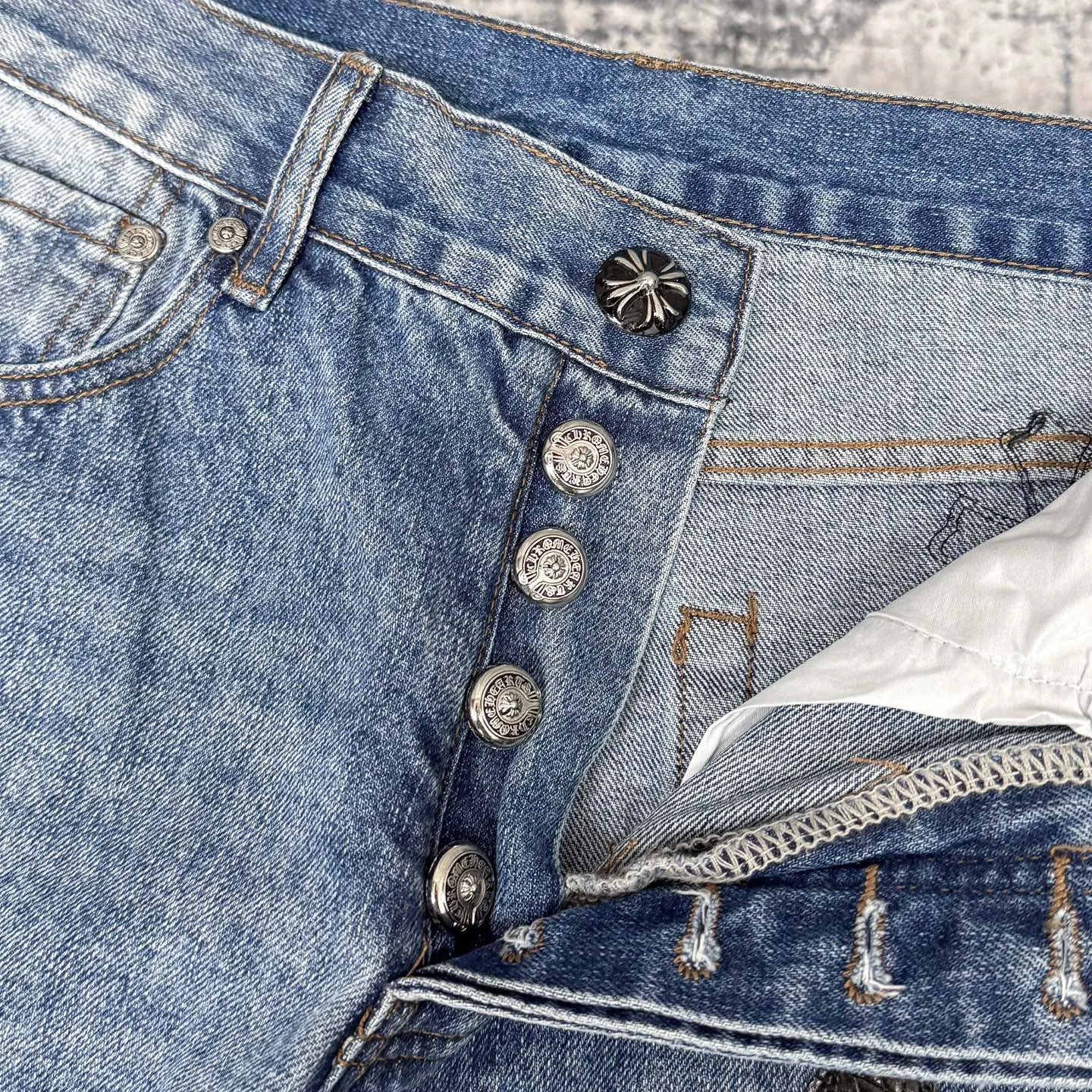 P260 Chromehearts washed blue starry sky crocodile patch leather jeans adopt starry sky theme leather elements, mostly presented in the shape of a cross, with glitter on the leather surface. Unique design, simple and elegant details, exquisite workmanship, the entire trousers are neatly routed, and the details are in place! Ceiling-level jeans, a pair that is hard to find at the counter. About Zangyin, this is an extremely luxurious fashion brand that can also be called the aristocrat of the high street. It has always been an exclusive brand for some hipsters or the rich second generation. It is more luxurious and noble than ordinary high streets. It is more fashionable and individual than luxury brands. Top heavy industry fashion design has always been created in high street luxury style. Speaking of this style, Zangyin family and GU family are definitely the leading representative brands, especially the Zangyin family's creation of high street style. It has really achieved a state-of-the-art effect. The color system of this model is made of unique washed materials. It is already quite eye-catching. It is decorated with pink patchwork cross flowers, which cleverly highlights the charm of the brand. Secondly, this model adopts a classic high-waist cutting design, which highlights the long legs and fashionable temperament of the upper body. The brand is highly recognizable and the slim-fitting configuration is more suitable for daily wear. Personality, fashion, and specification interpretation are all at a glance. Needless to say, materials and craftsmanship. As an excellent craftsman brand, Zangyin’s requirements for details and craftsmanship are really perfect. The washed color of this model has gone through a lot of processes, not to mention the embellishment of the denim appliqués. It is also purely hand-made and sewn. Just like what they believe in, only hand-made things have soul and have the meaning of wearing. A top-notch heavy-duty fashionable denim item. Recommended by both hands. Size: 28/30/32/34/36 Waist: 73/78/83/88/93 Knee: 52/53.5/55/56.5/58 Pants length: 100/102/104/106/108